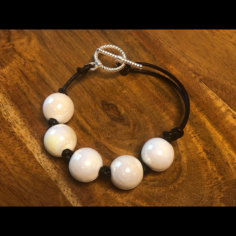 Pearl leather bracelet